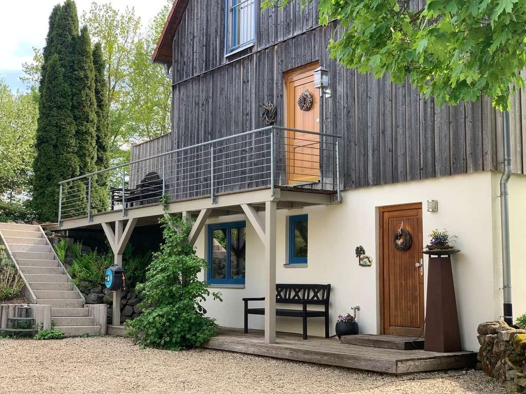 Immobilie in Wilhelmsdorf - Freistehendes Wohlfühlhaus in Holzständerbauweise mit großer Scheune und Traumgarten - Bild 1