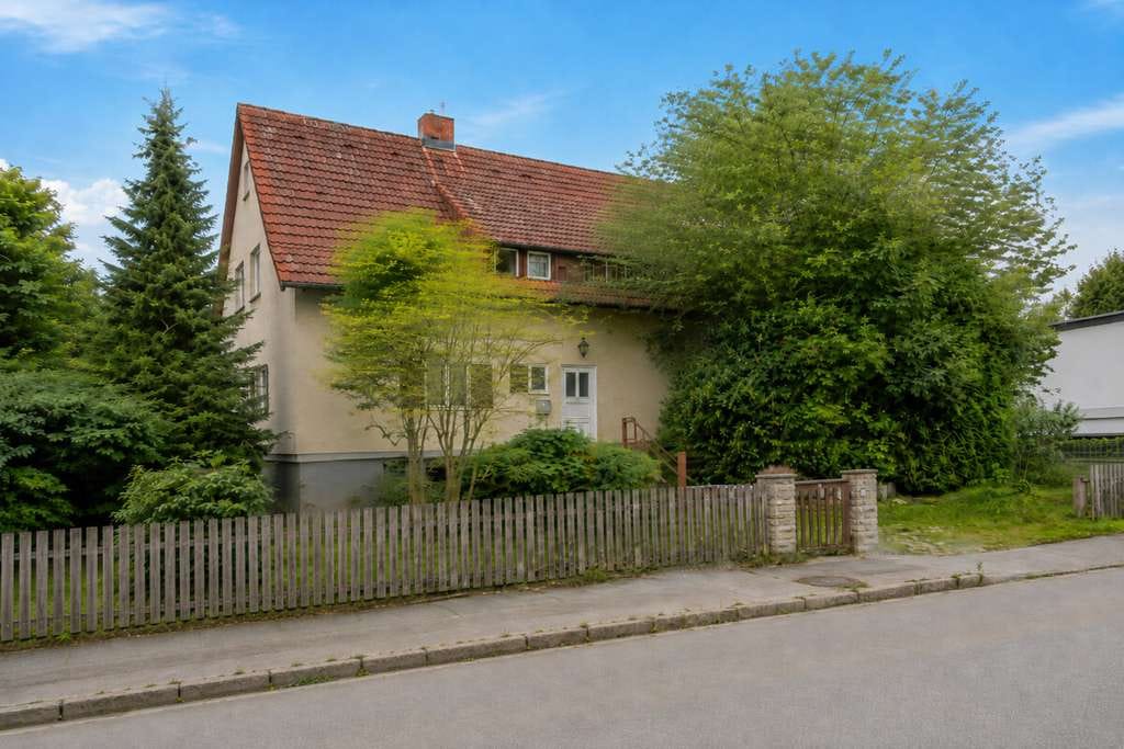 Immobilie in Dießen am Ammersee - Sanierungsbedürftig, aber provisionsfrei & 300 m zum Ammersee – Familienfreundliches Haus mit Garten - Bild 1