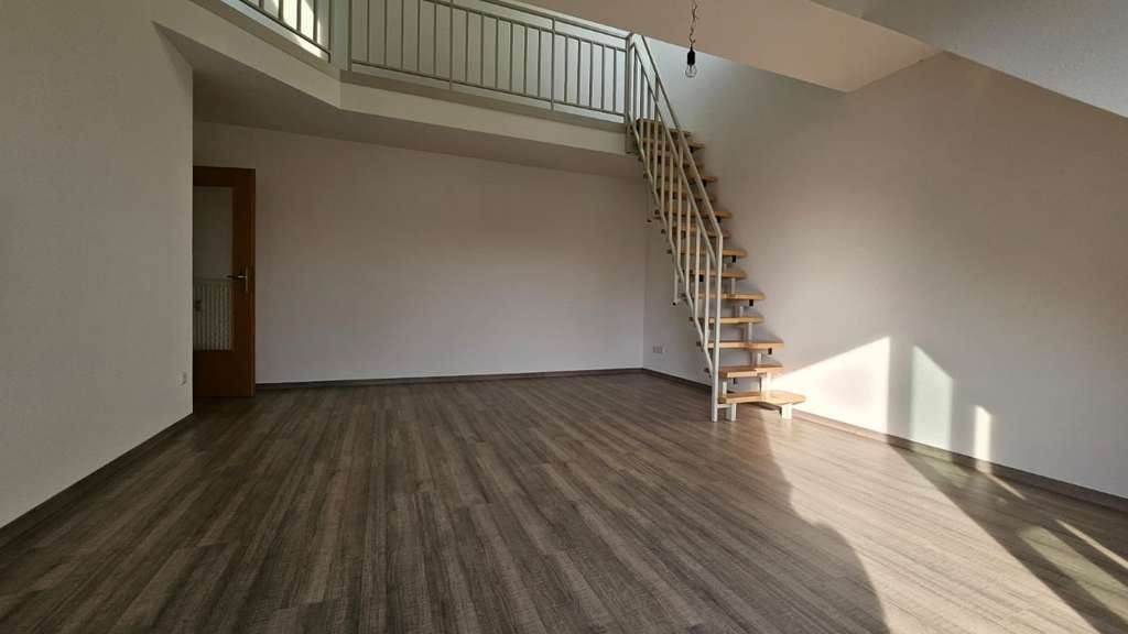 Immobilie in Hallbergmoos - Helle 2-Zimmer-Dachgeschosswohnung mit Galerie und Balkon in ruhiger Lage in Hallbergmoos - Bild 2