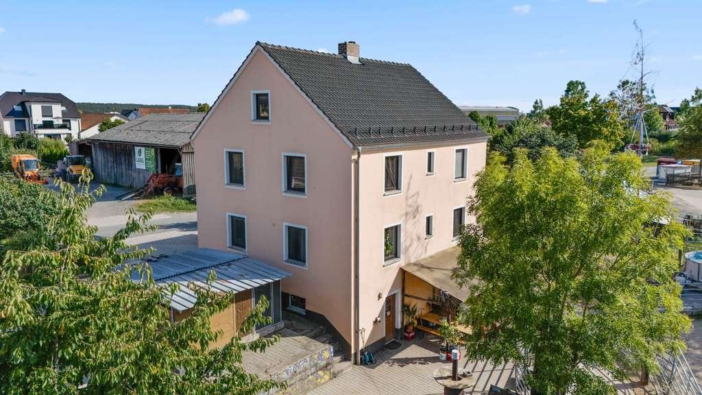 Immobilie in Kastl - Idyllisches Reitanwesen! Zweifamilienhaus mit Nebengebäuden, Offenstall und Reitplatz - Bild 2