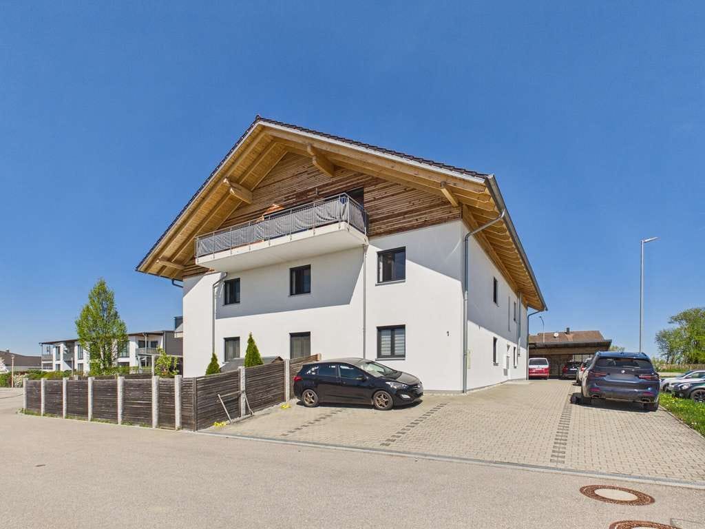 Immobilie in Adlkofen - Stil, Charakter, Ausstrahlung!  
Moderne 3-Zimmer-Wohnung mit Sichtdachstuhl und Lift in Adlkofen! - Bild 1