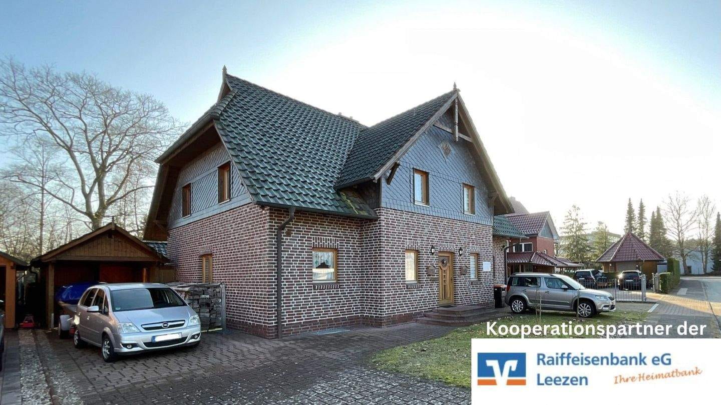 Immobilie in Wahlstedt - Viel Platz für Ihre Ideen: Mehrfamilienhaus mit zwei Einheiten und Vermietungsertrag - Bild 0