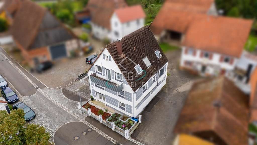 Immobilie in Allmersbach im Tal - Flexibel wohnen unter einem Dach: Einfamilienhaus 
mit drei separaten Einheiten - Bild 0