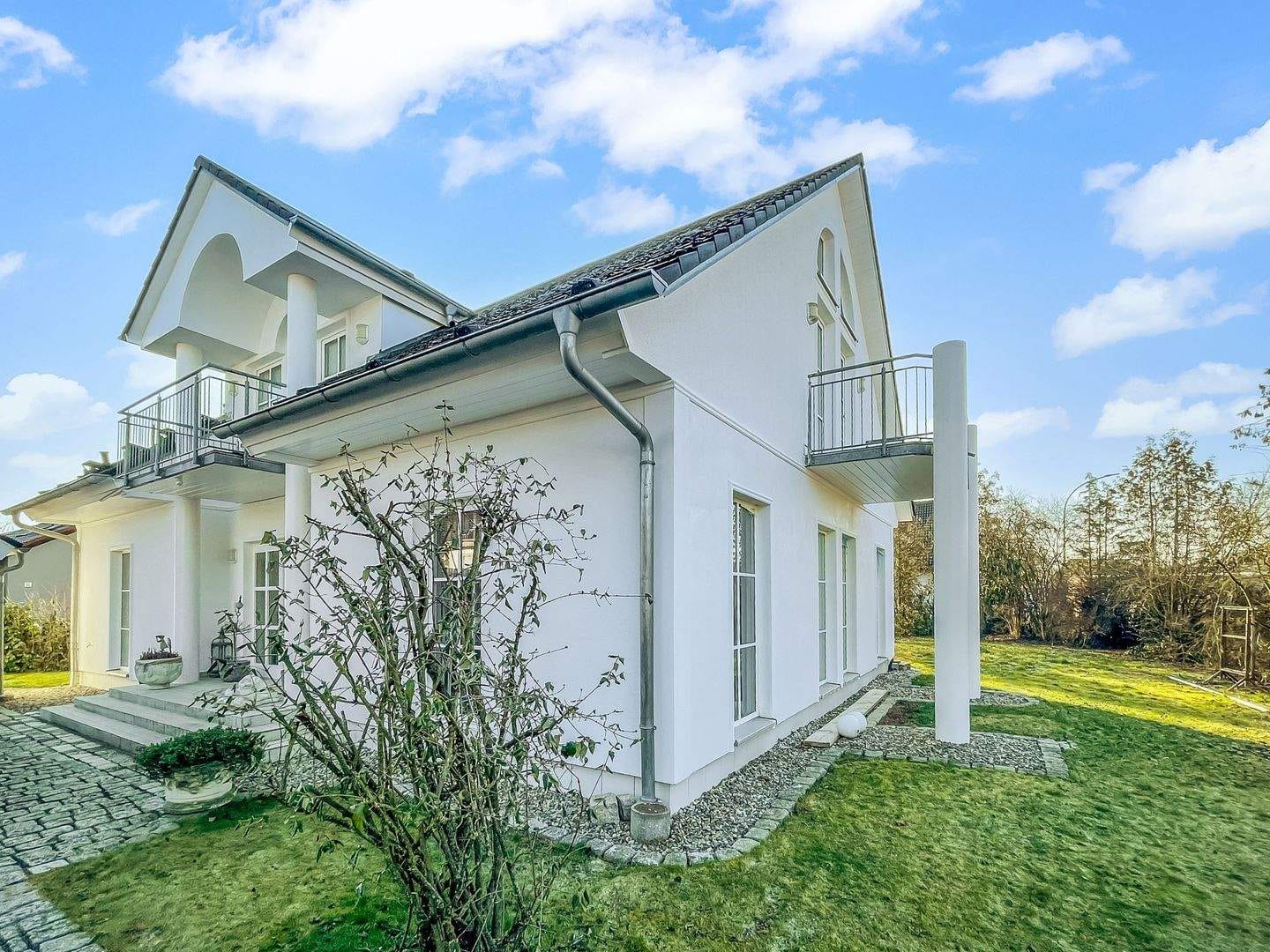 Immobilie in Theres - Freistehendes Einfamilienhaus – hochwertig ausgestattet mit großem Garten, Balkonen und Sauna Attraktive Wohnlage in Horhausen 97539 Theres  - Bild 3