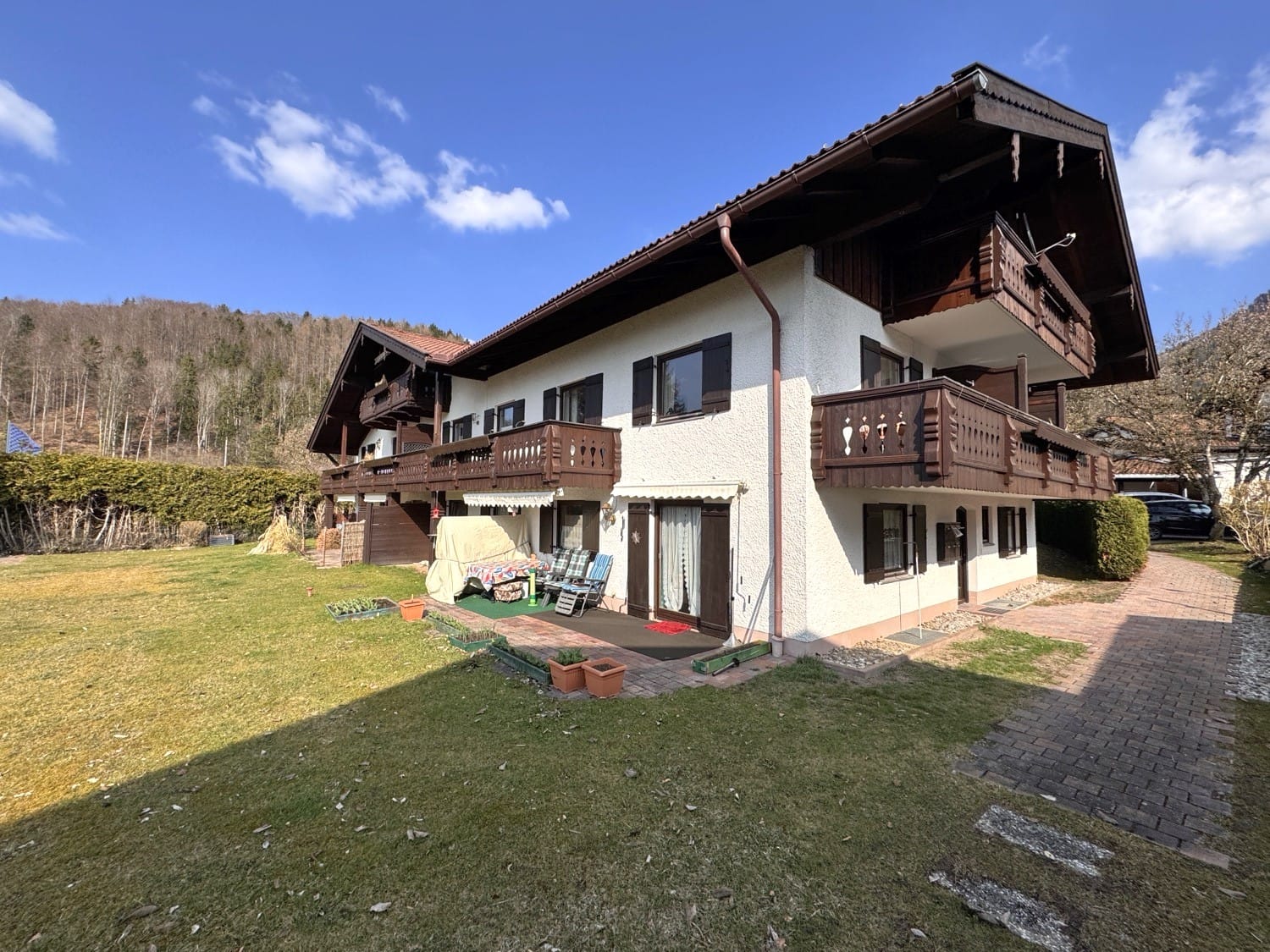 Immobilie in Unterwössen - Vermietete 3-Zi.-ETW mit großem Garten und Garage in stiller Bergblicklage - Bild 1