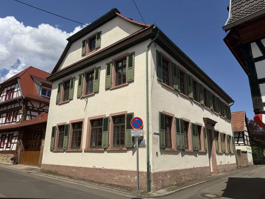 Immobilie in Schweigen-Rechtenbach - Ehemaliges Schulhaus mit Innenhof und Nebengebäuden-klassizistischer Baustil mit Denkmalschutz - Bild 0