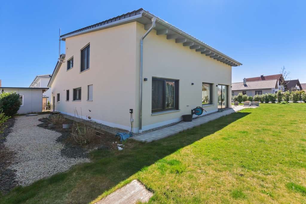 Immobilie in Blindheim - EXKLUSIVES EINFAMILIENHAUS MIT DOPPELGARAGE, CARPORT UND GROSSZÜGIGEM GRUNDSTÜCK - Bild 2