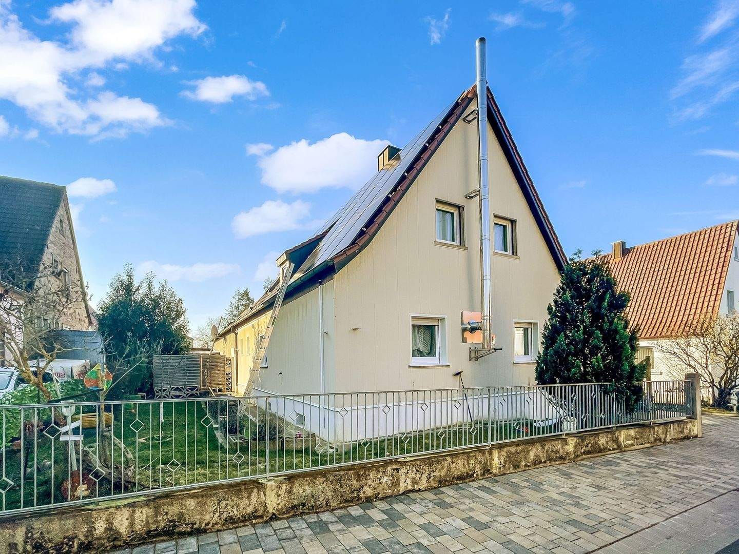 Immobilie in Donnersdorf - Freistehendes Einfamilienhaus – saniert mit Garten, Hof und Garage Familienfreundliche Lage in Traustadt bei Schweinfurt und Haßfurt - Bild 1