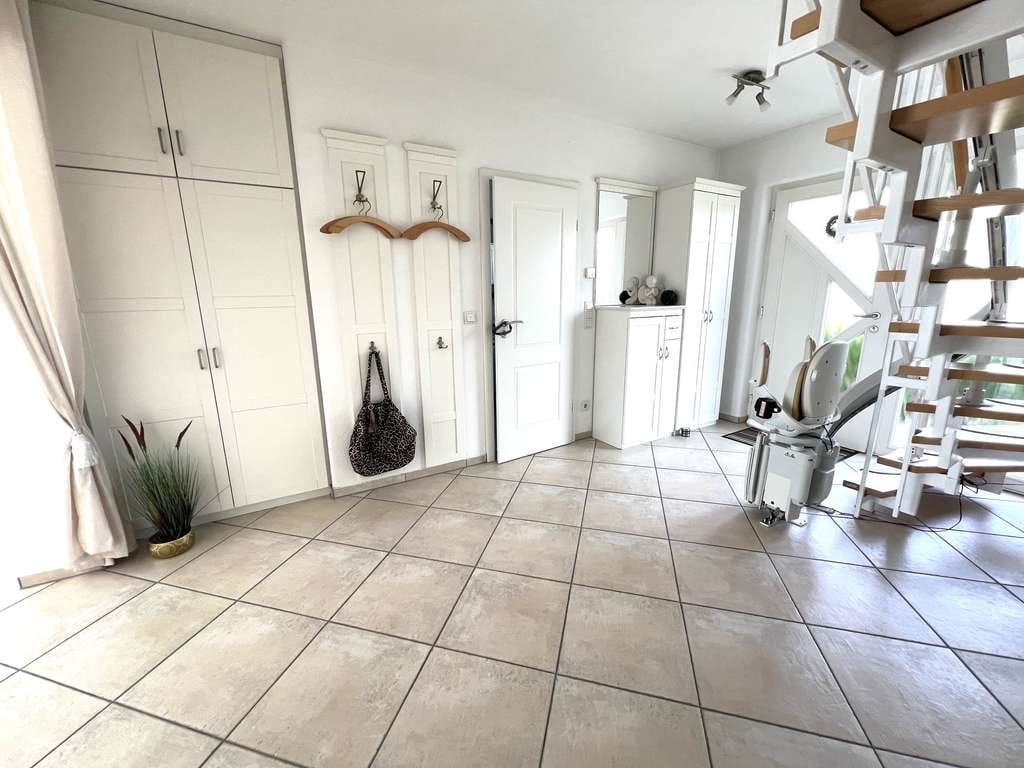 Immobilie in Großostheim - * SEIT 1992 IMMO-ZAHN * Idyllische Ortsrandlage: Freist.Wohnhaus mit EBK, Garten & Do-Garage * - Bild 1