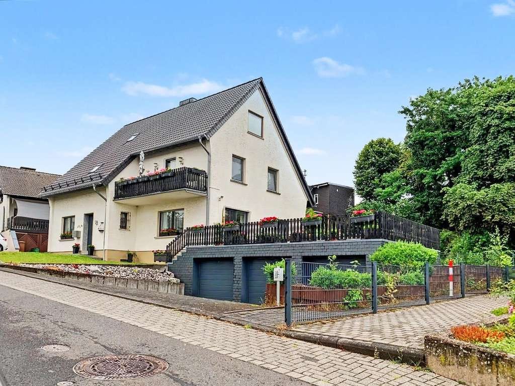 Immobilie in Gehlert - Gepflegtes Dreifamilienhaus, 2 Wohnungen vermietet,  in Hachenburg - Bild 1