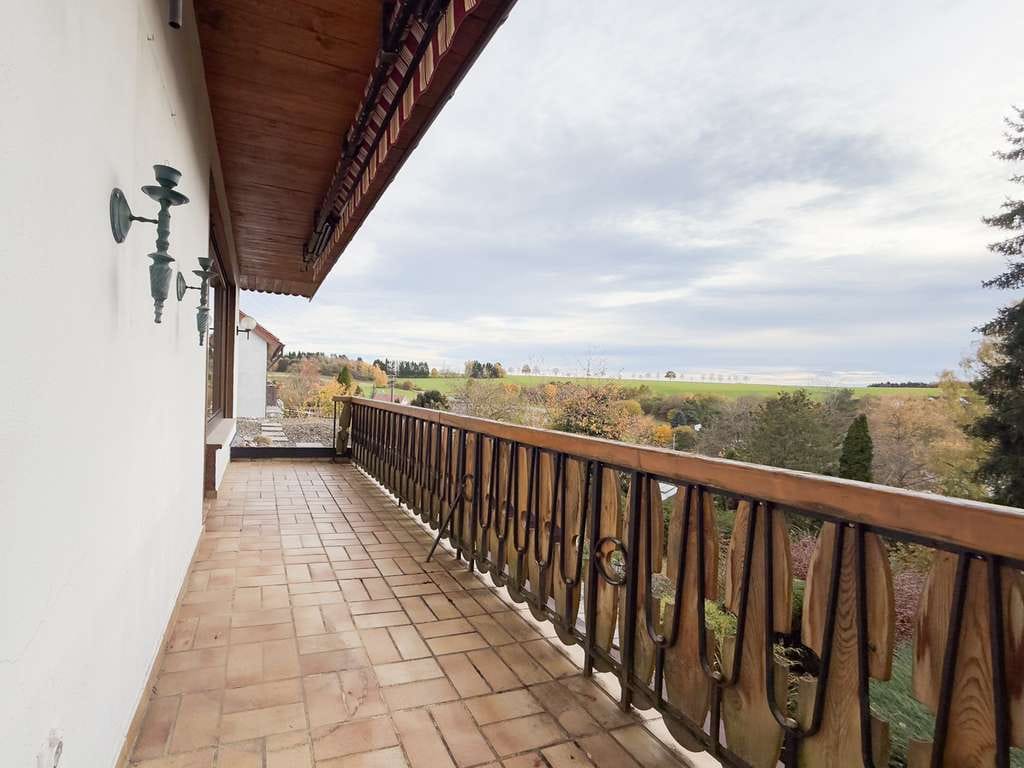 Immobilie in Villingen-Schwenningen - Großzügig & idyllisch Wohnen mit Fernblick: Bevorzugte Lage, Terrasse, Balkon, Garage, bezugsfrei! - Bild 4