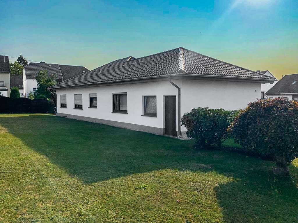 Immobilie in Hermeskeil - Bungalow mit architektonischer Klarheit in Bestlage von Hermeskeil - Bild 2