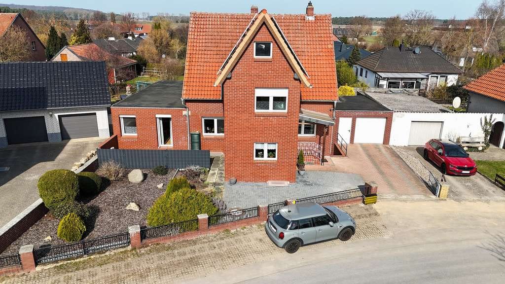 Immobilie in Königslutter am Elm - Gepflegtes Ein- Zweifamilienhaus in Lauingen (Königslutter) zu verkaufen - Bild 1