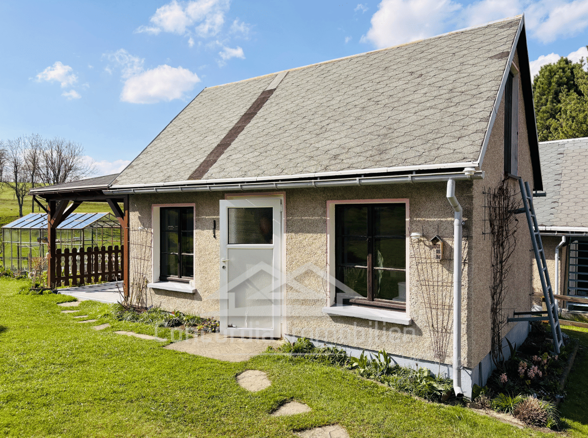Immobilie in Hartmannsdorf-Reichenau - Ländliches Anwesen mit Wohnhaus, Scheune und Nebengebäuden auf großzügigem Grundstück. Viel Platz für Wohnen, Arbeiten und individuelle Entfaltung - Bild 3