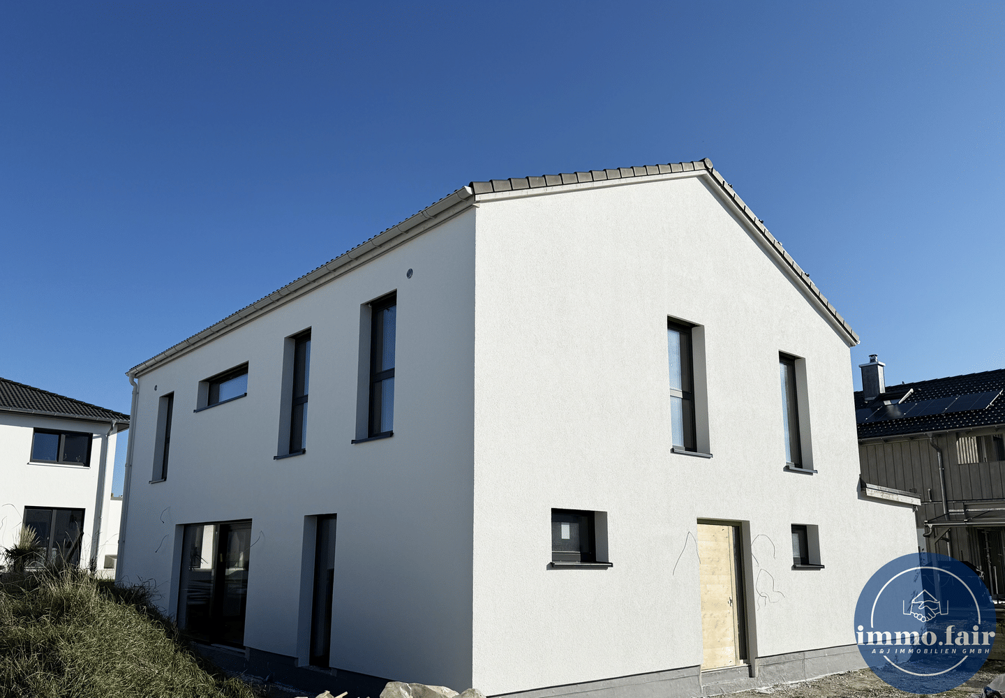 Immobilie in Hülben - Modernes KfW40+ Einfamilienhaus mit luxuriöser Ausstattung, PV-Anlage und Smart-Home-System - Bild 1