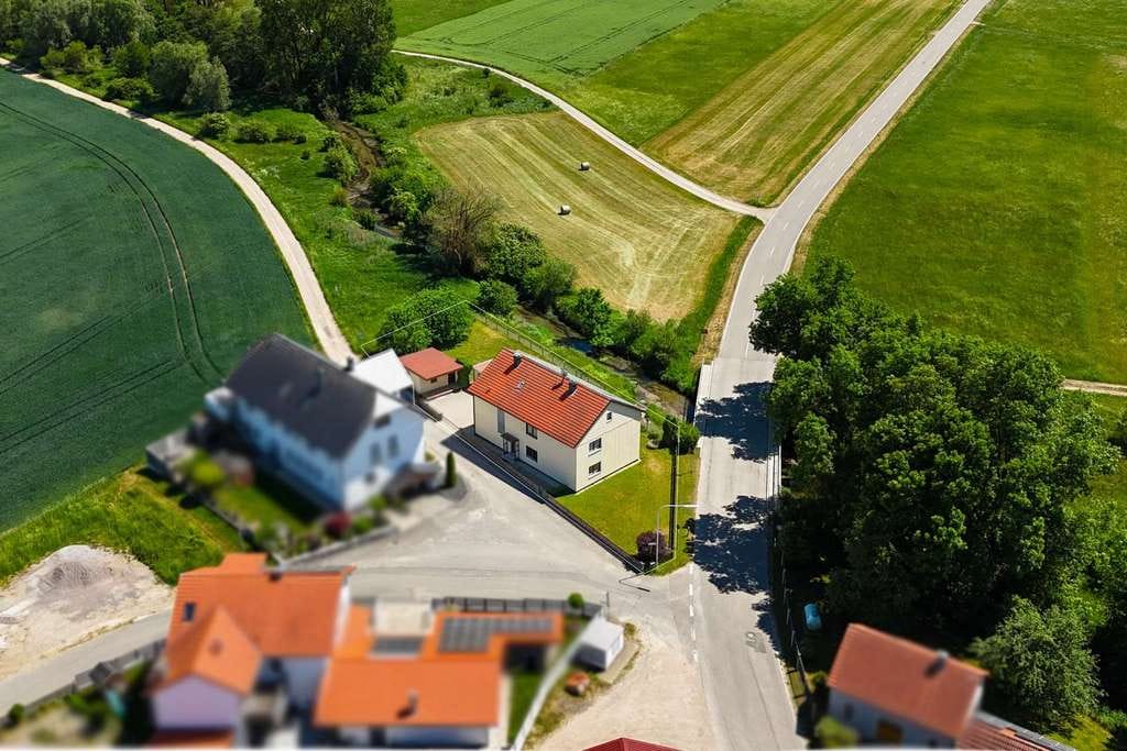 Immobilie in Langquaid - Familienidylle im Grünen: Großzügiges Zweifamilienhaus mit weitläufigem Garten und Potenzial - Bild 1
