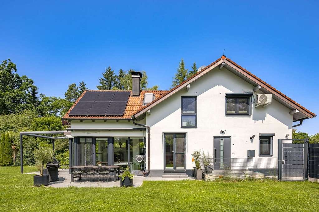 Immobilie in Seeshaupt - Leben am See: Großzügiges Ein-/Zweifamilienhaus am Rande des Naturschutzgebiets - Bild 2