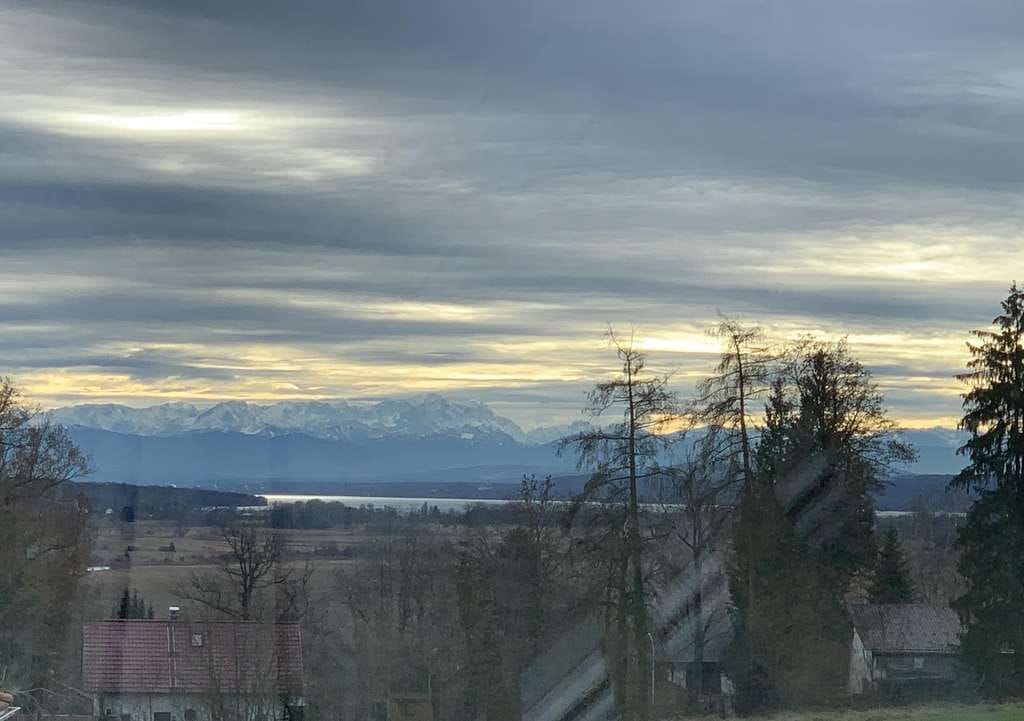 Immobilie in Kottgeisering - Haus in sehr ruhigem Villenviertel von Kottgeisering mit Blick zu den Alpen und dem Ammersee - Bild 0
