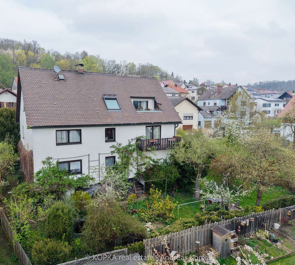 Immobilie in Regenstauf - Mehrfamilienhaus mit 3 Wohneinheiten in begehrter Aussichtslage von Regenstauf - Bild 0