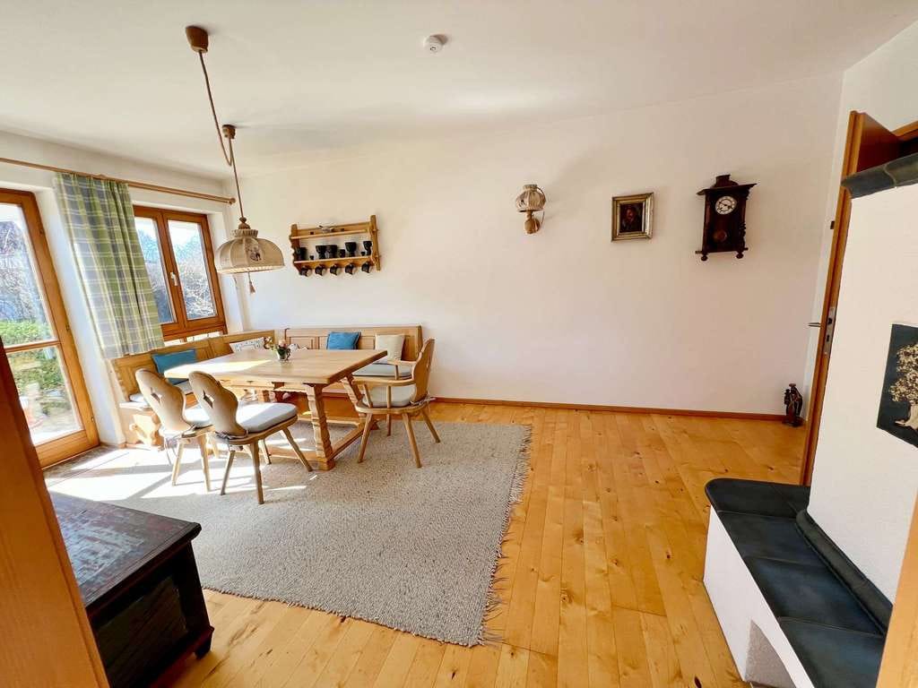 Immobilie in Ergoldsbach - Charmantes Haus mit Wintergarten, Gartenparadies und einzigartigem Wohnkonzept - Bild 3