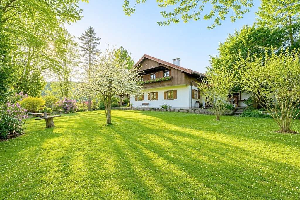 Immobilie in Eurasburg - Seltenes Familienhaus mit Büro, Einliegerwohnung und 1.300 m² Gartengrundstück – sofort beziehbar - Bild 2