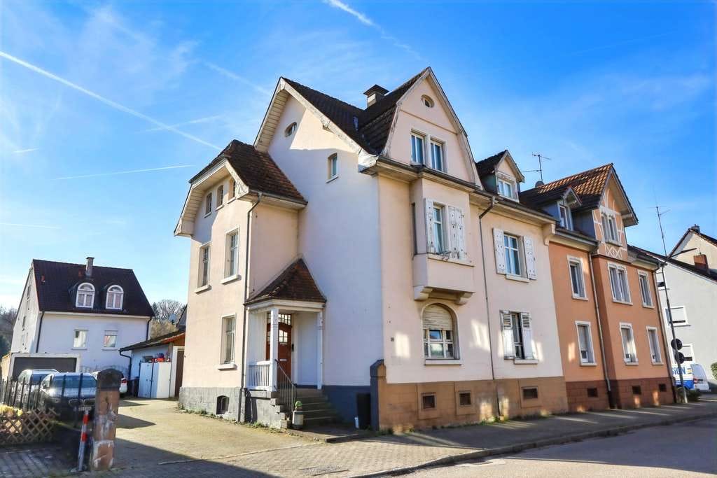 Immobilie in Schopfheim - Attraktives, voll vermietetes 3-Familienhaus mit Garage & Stellplätzen - Bild 0
