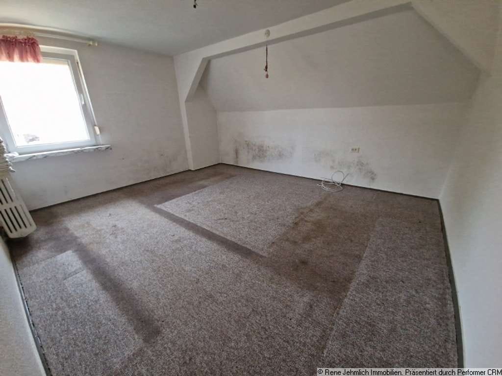 Immobilie in Callenberg - Freistehendes Haus mit 753 m² Grundstück, Brunnen, Garagen und viel Raum für neue Wohnträume - Bild 4