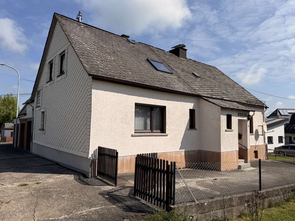 Immobilie in Langenhahn - Großzügiges Einfamilienhaus mit zwei Garagen, Schuppen und attraktivem Grundstück! - Bild 2
