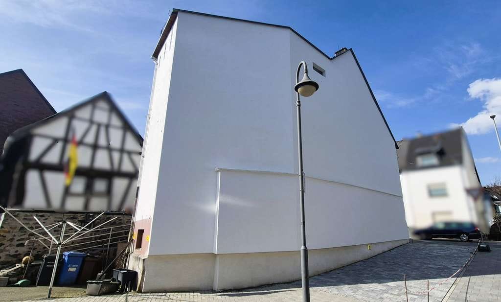 Immobilie in Mengerskirchen - Kapitalanlage mit Potenzial – 3 Wohneinheiten, Parkplatzfläche & energetisch saniert - Bild 2