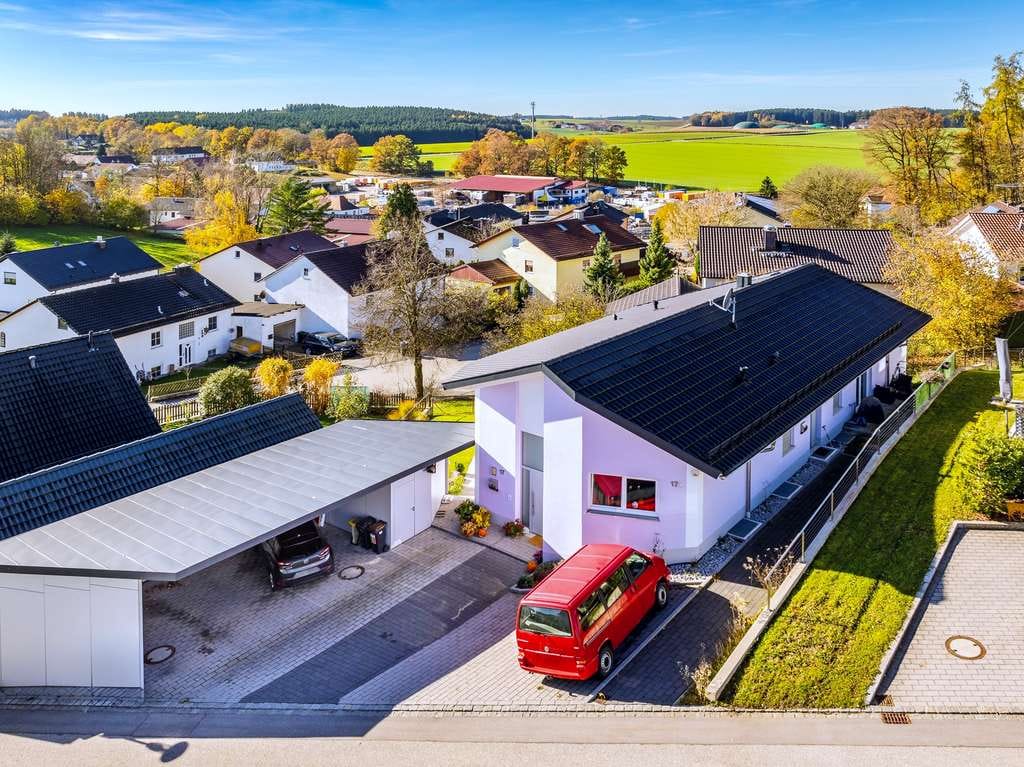 Immobilie in Hohenpolding - Exquisites Zweifamilienhaus (= EFH mit Einliegerwohnung) in ruhiger, unverbaubarer Hanglage - Bild 2
