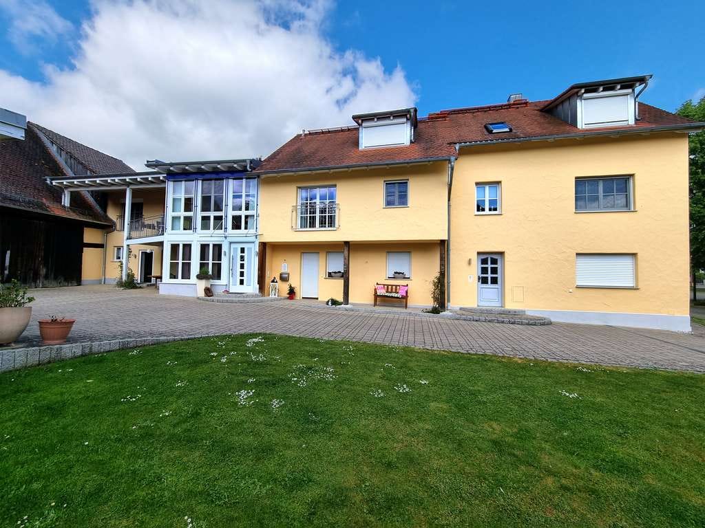 Immobilie in Strullendorf - Gepflegtes 2-Fam.-Haus mit Nebengebäuden - Bild 0