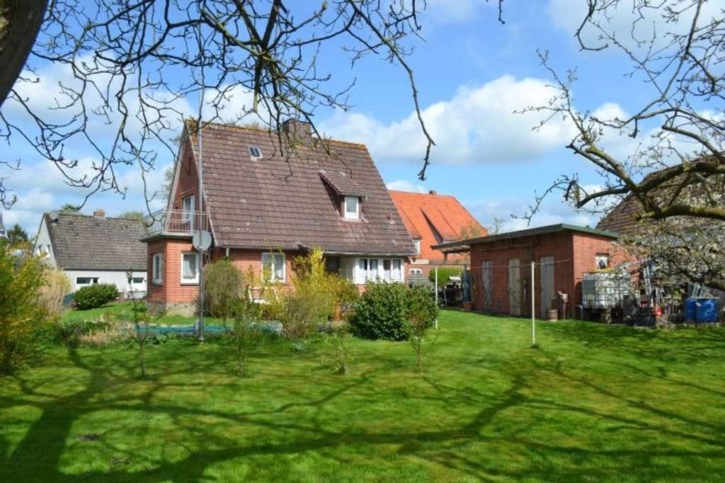 Immobilie in Groven - Gediegenes Einfamilienhaus auf schönem Grundstück mit altem Baumbestand in Lunden, Kreis Dithmarsche - Bild 2