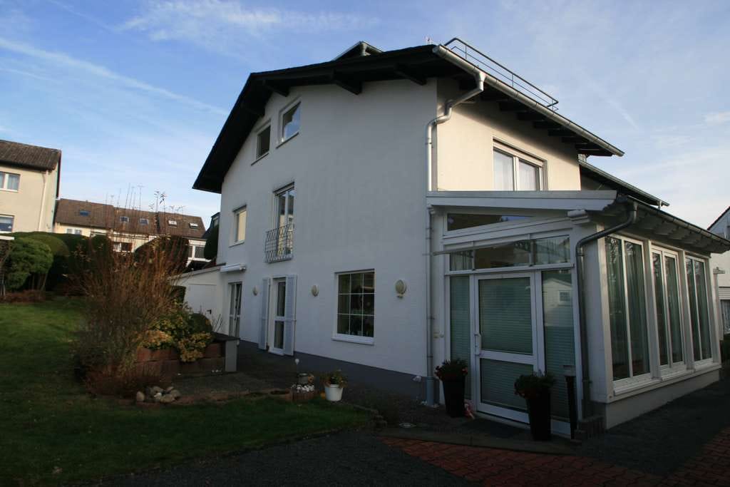 Immobilie in Wehrheim - Attraktives Mehrfamilienhaus mit 4 Wohneinheiten in Wehrheim - voll vermietet ideale Kapitalanlage ! - Bild 2