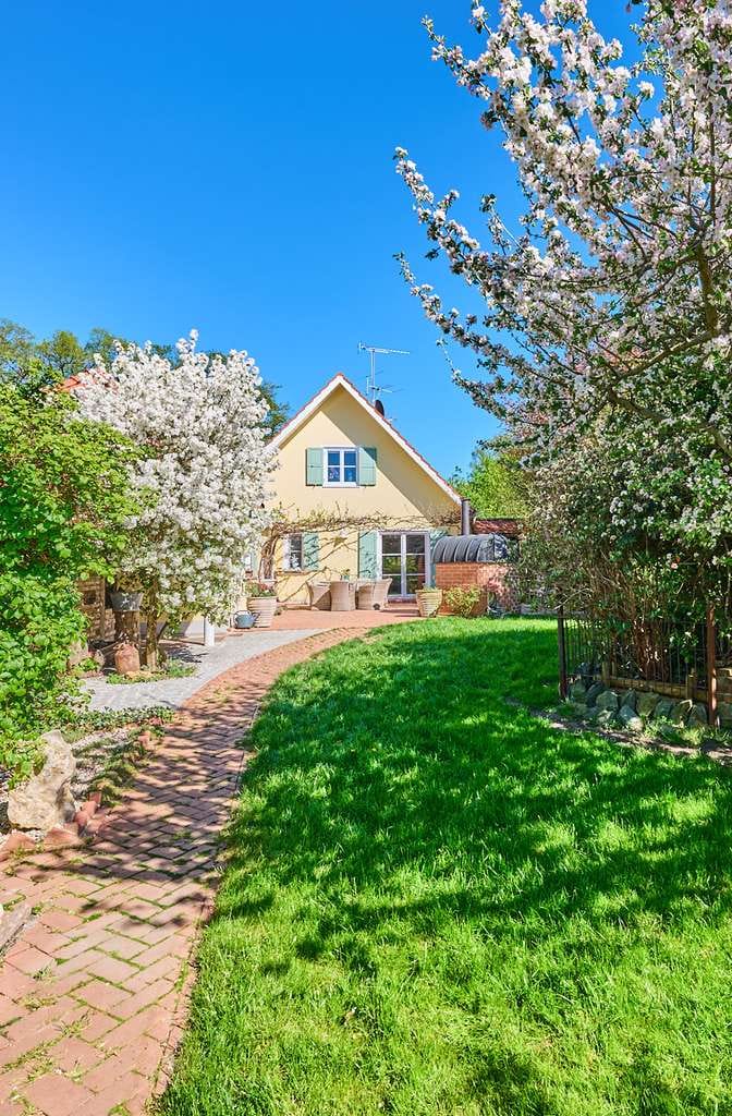 Immobilie in Thaining - Wohnen wie in der Provence - charmantes Einfamilienhaus mit Kamin, Süd-West Terrasse & Rosengarten - Bild 1