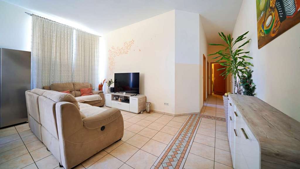 Immobilie in Gemmrigheim - Vermietete 3-Zimmer-Wohnung mit Balkon, TG-Stellplatz & Mietsteigerungsmöglichkeit - Bild 0