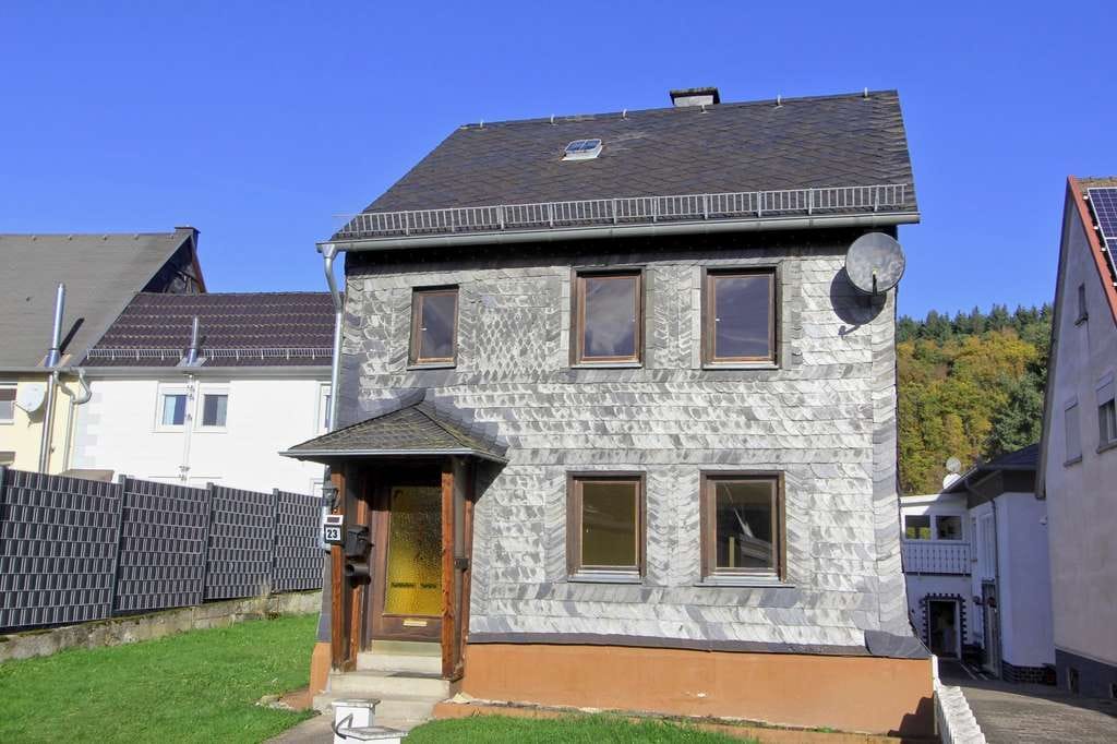 Immobilie in Rhaunen - Handwerkerobjekt mit Potenzial: Historisches Fachwerkhaus,  7 Garagen & Erweiterungsmöglichkeiten! - Bild 1