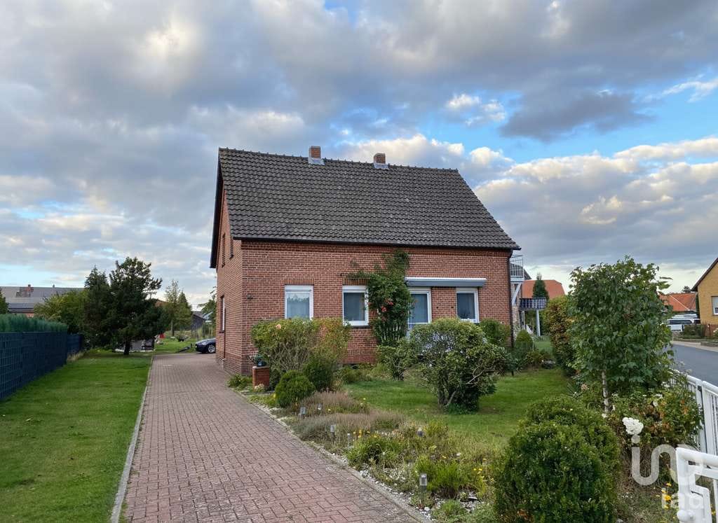 Immobilie in Holle - Haus mit großem Grundstück und 3 Garagen. Perfekt für Familien, Mehrgenerationen & Vermietung. - Bild 0