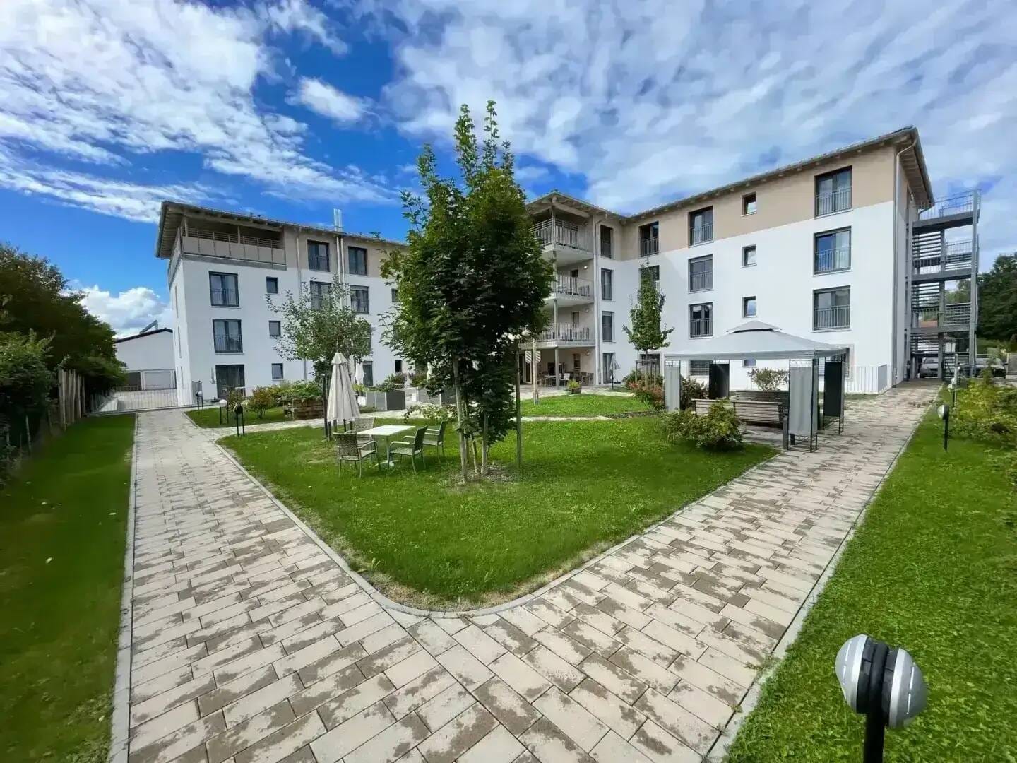 Immobilie in Kolbermoor - ... Bereits solide VERMIETET - APPARTEMENT - Senioren- und Pflegeheim - Bild 0