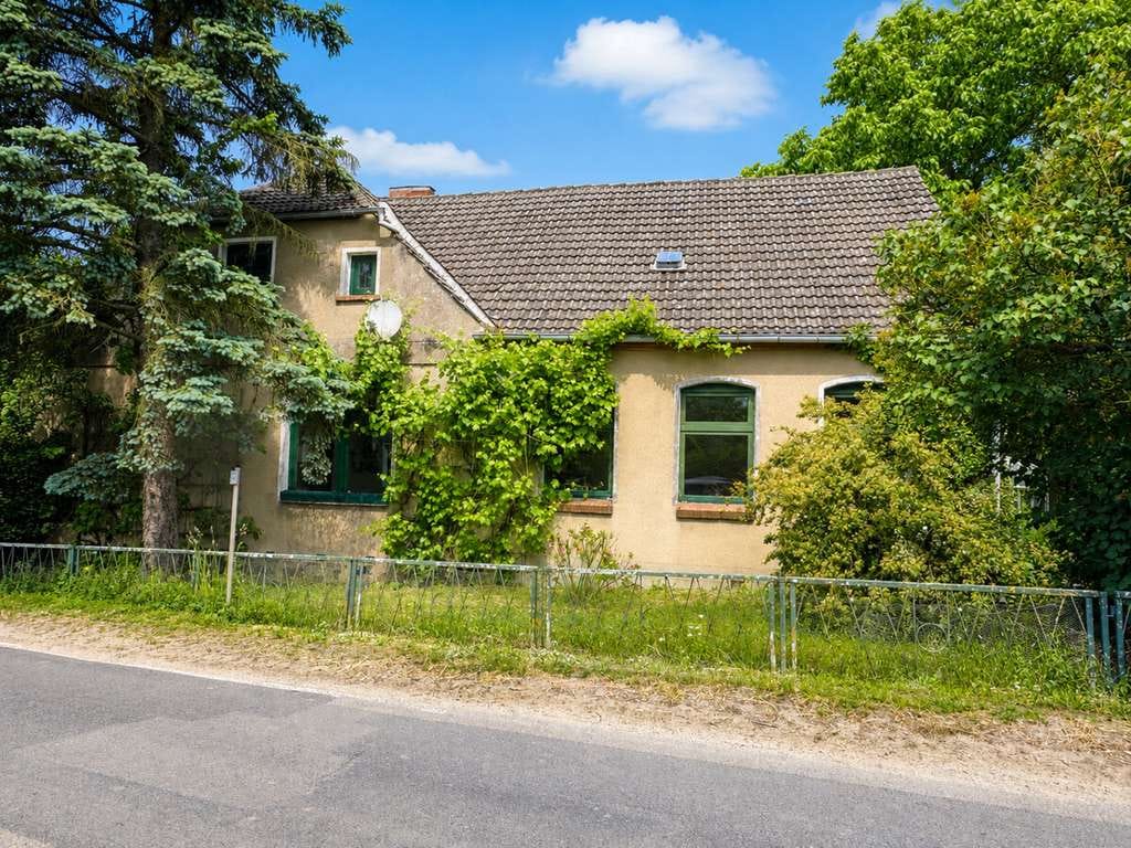 Immobilie in Blankensee - Sanierungsbedürftige alte Schule mit separatem Gästehaus in der Feldberger Seenlandschaft zu verkauf - Bild 0