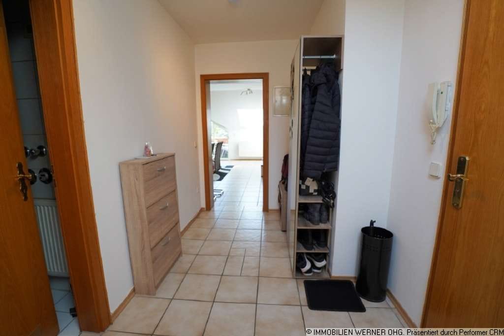 Immobilie in Rohrdorf - ***Frei werdende 2-Zimmer-DG-Wohnung mit Süd-Loggia und TG-Stellplatz in Rohrdorf/ Thansau*** - Bild 3