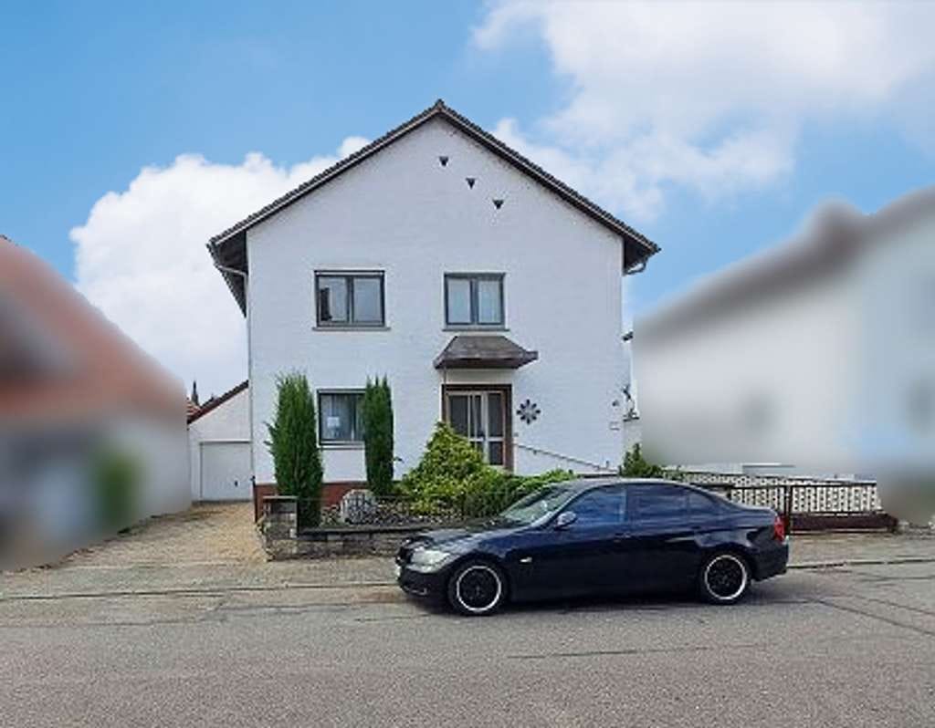 Immobilie in Lingenfeld - 2 Wohnungen EG/OG  mit jeweils eigener Garage und Hof - Bild 0
