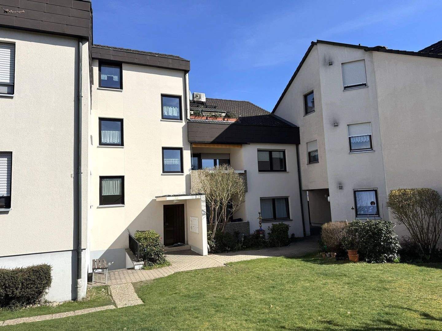 Immobilie in Hemhofen - Großzügige und helle 3,5-Zimmer-Wohnung mit Südbalkon und PKW-Garage in ruhiger und beliebter Lage von Hemhofen - Bild 0