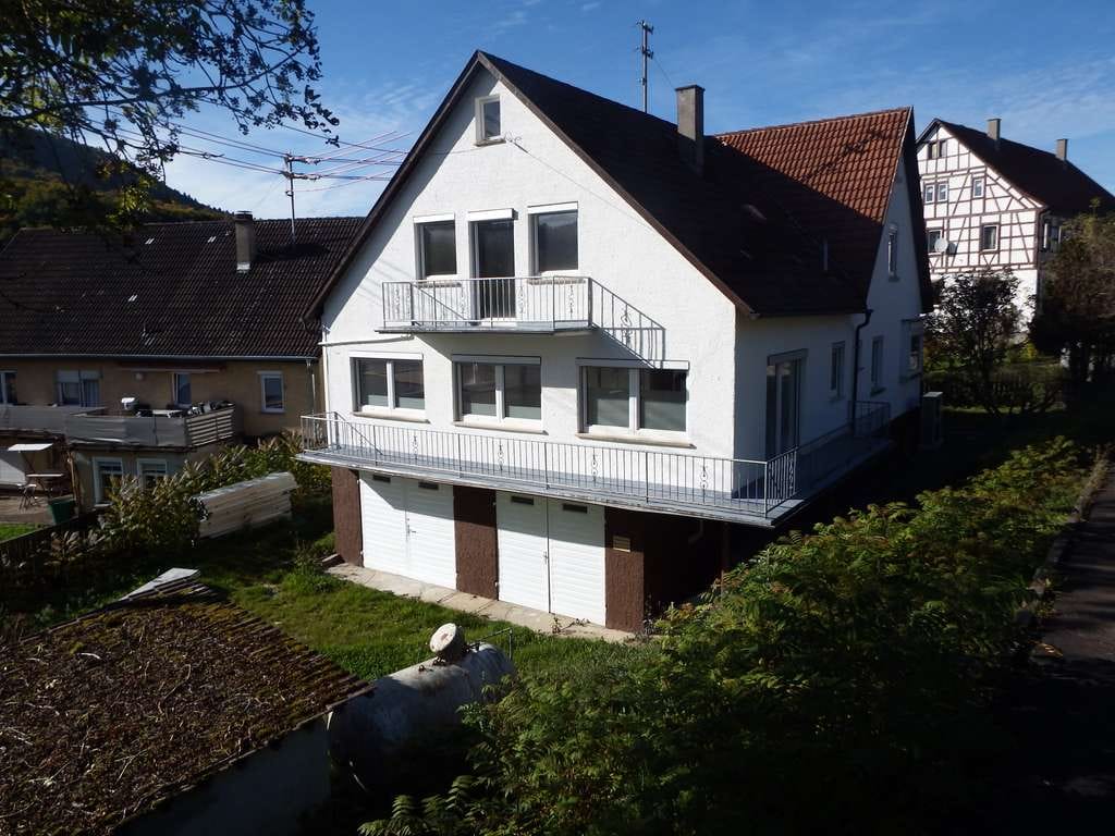 Immobilie in Burladingen - Komplett saniertes Haus mit Werkstatt und Platz für Hobby oder Fuhrpark - Bild 0