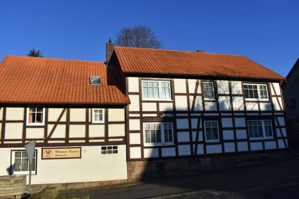 Immobilie in Adelebsen - Toll gelegenes EFH mit Nebengebäuden &. Scheune in 37139 Adelebsen-Barterode - Bild 1