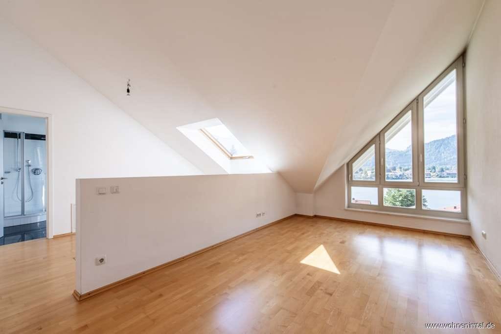 Immobilie in Tegernsee - Wohnen im Tal Immobilien Residieren über dem See: Luxuriöses Maisonette-Juwel mit traumhaftem Seebli - Bild 3