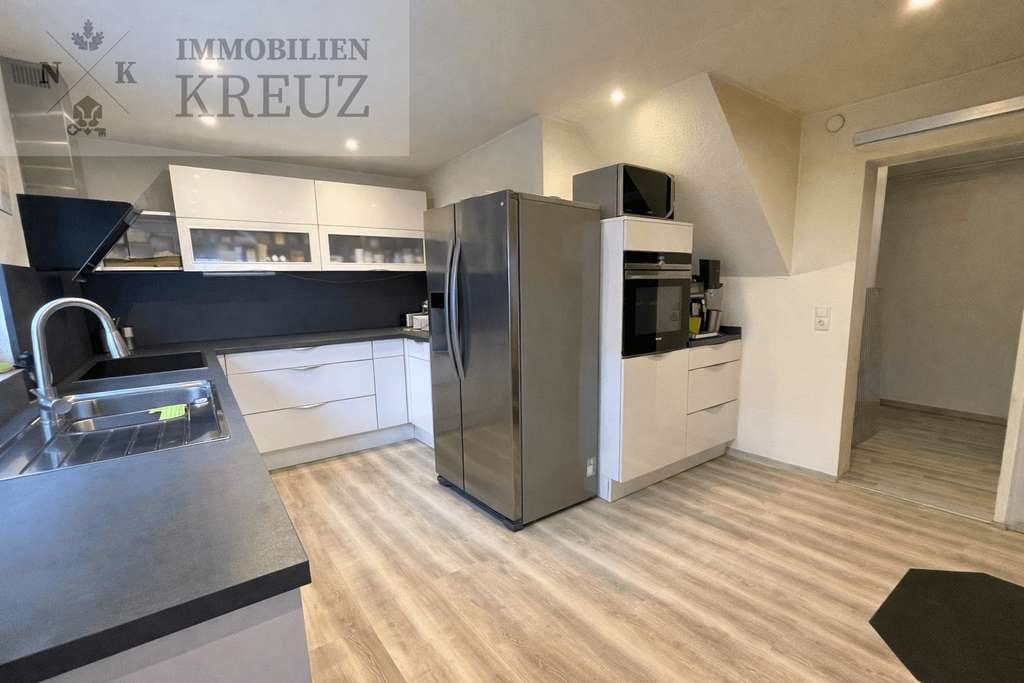 Immobilie in Tauberbischofsheim - Gepflegtes Einfamilienhaus mit Kamin und großzügiger Terrasse - Bild 2
