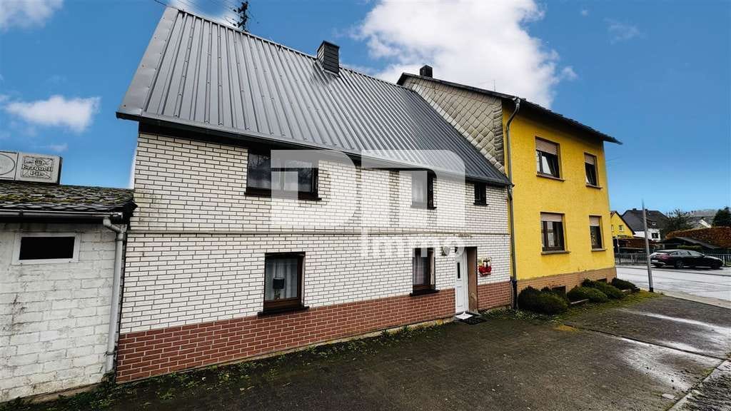 Immobilie in Niederroßbach - Wohnhausensemble auf großem Grundstück mit Nebengebäuden als langfristige Kapitalanlage  - Bild 0