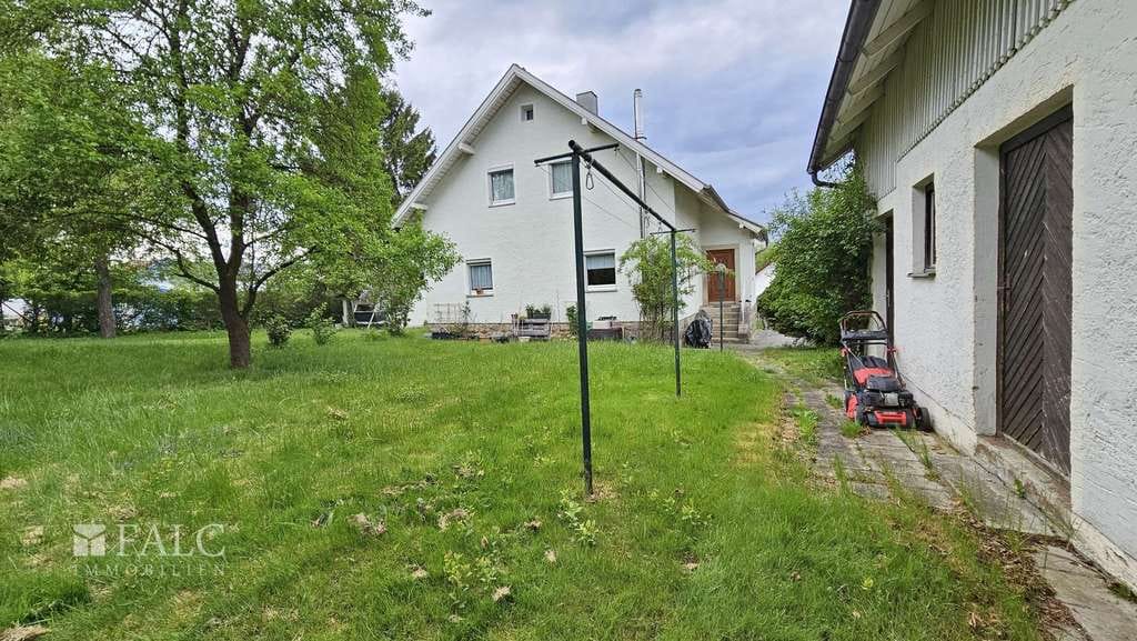 Immobilie in Cham - Einfamilienhaus mit viel Potenzial und großzügigem Außenbereich - Bild 4