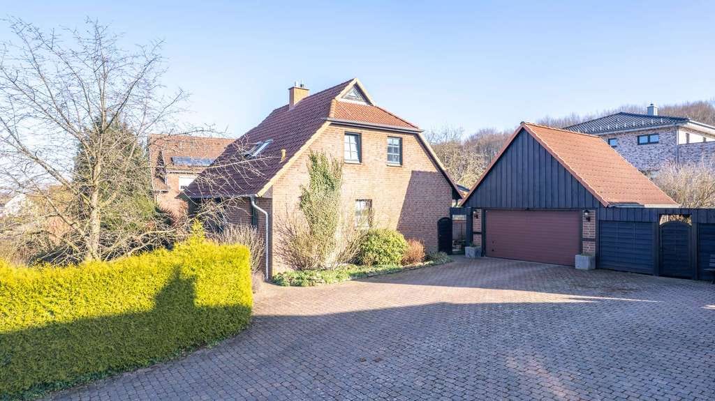 Immobilie in Nienstädt - Familientraum in ruhiger Lage – Gepflegtes Einfamilienhaus mit Kamin, großem Garten und Doppelgarage - Bild 1