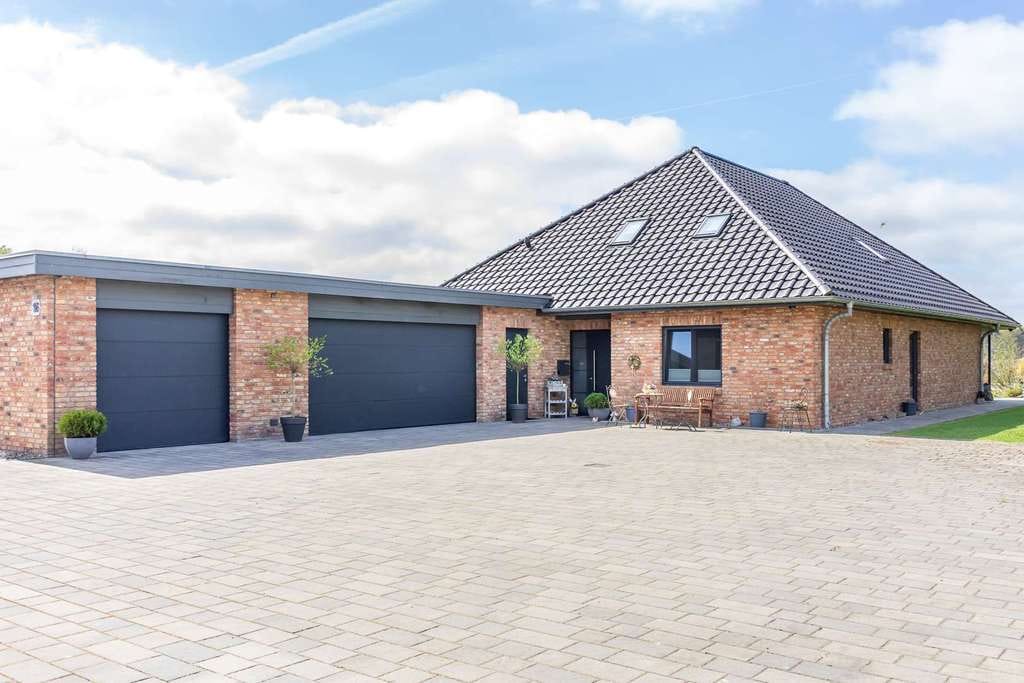 Immobilie in Westensee - Hochwertiges Einfamilienhaus auf über 8.000 m² Grundstück mit Erdwärmepumpe, PV-Anlage und Weitblick - Bild 1